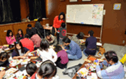 Held Self-made New Year's card making classes at public libraries