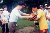 写真：マレーシアの青少年にソフトボール用具を贈る運動