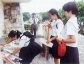 写真：沖縄慰霊の日に全国の協力で折り鶴