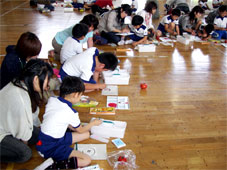 小学生や父母らがトマトを題材に絵手紙を作成